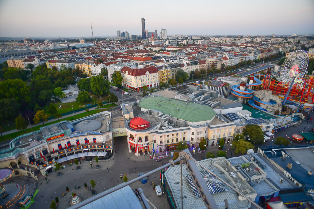 Blick auf Gebäude und Riesenrad