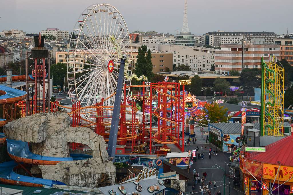 Fahrgeschäfte im Prater mit Riesenrad im Hintergrund