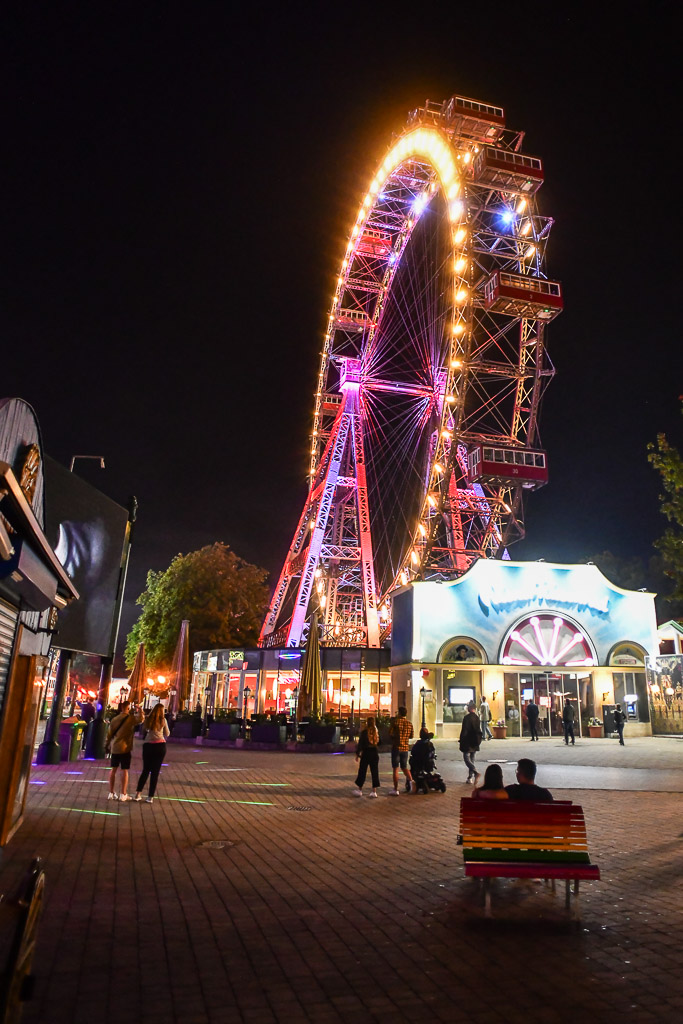 Riesenrad bei Nacht im Hochformat
