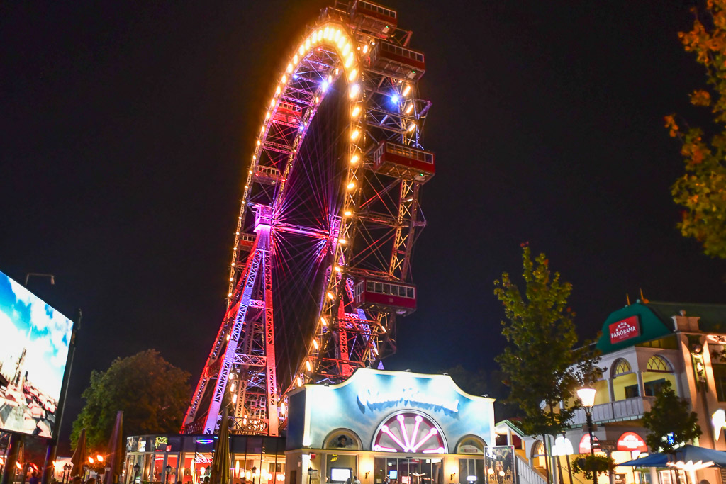Riesenrad bei Nacht beleuchtet