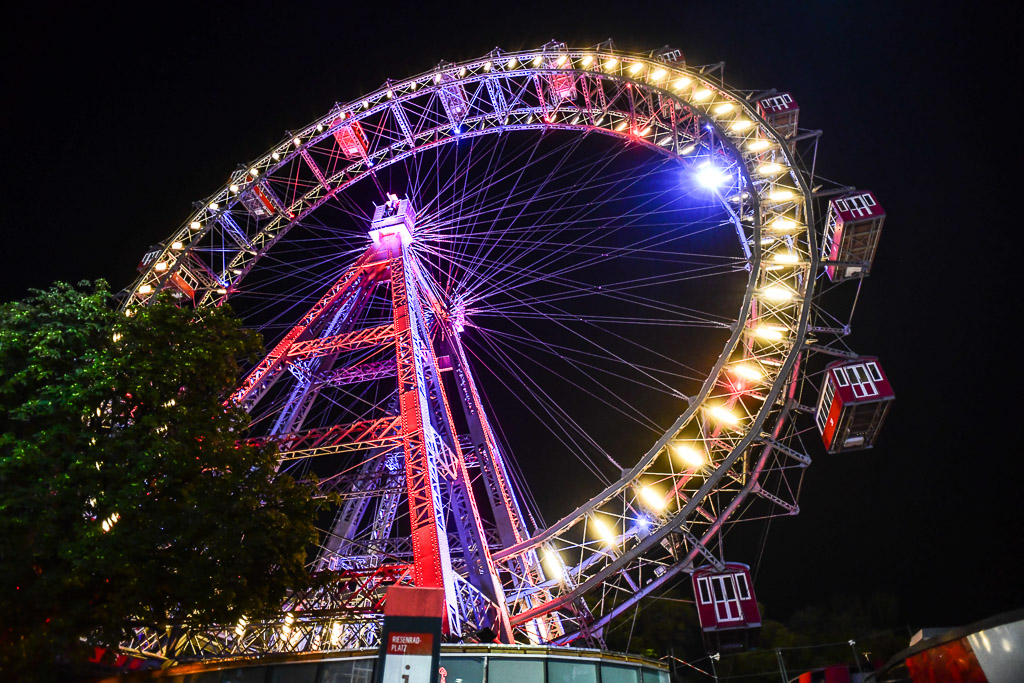 Riesenrad mit Lichtern bei Nacht