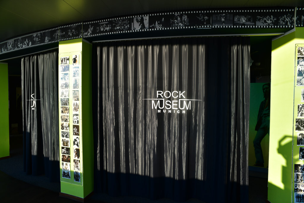 Eingang des Rockmuseums mit Vorhang