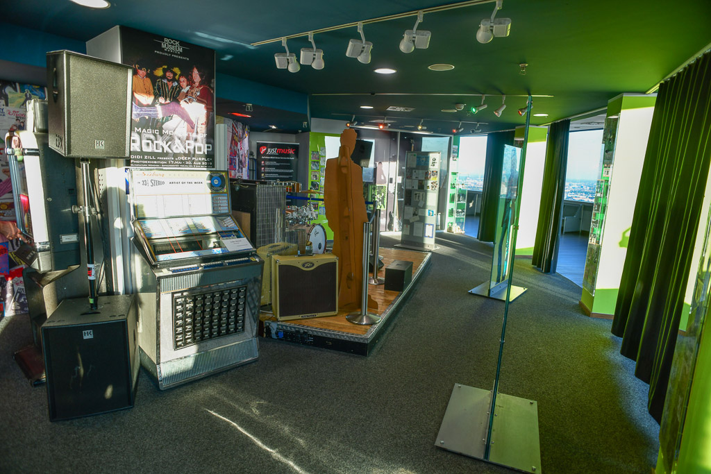 Ausstellungsraum mit Exponaten