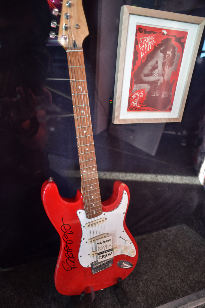 Rote E-Gitarre in der Vitrine im Hochformat