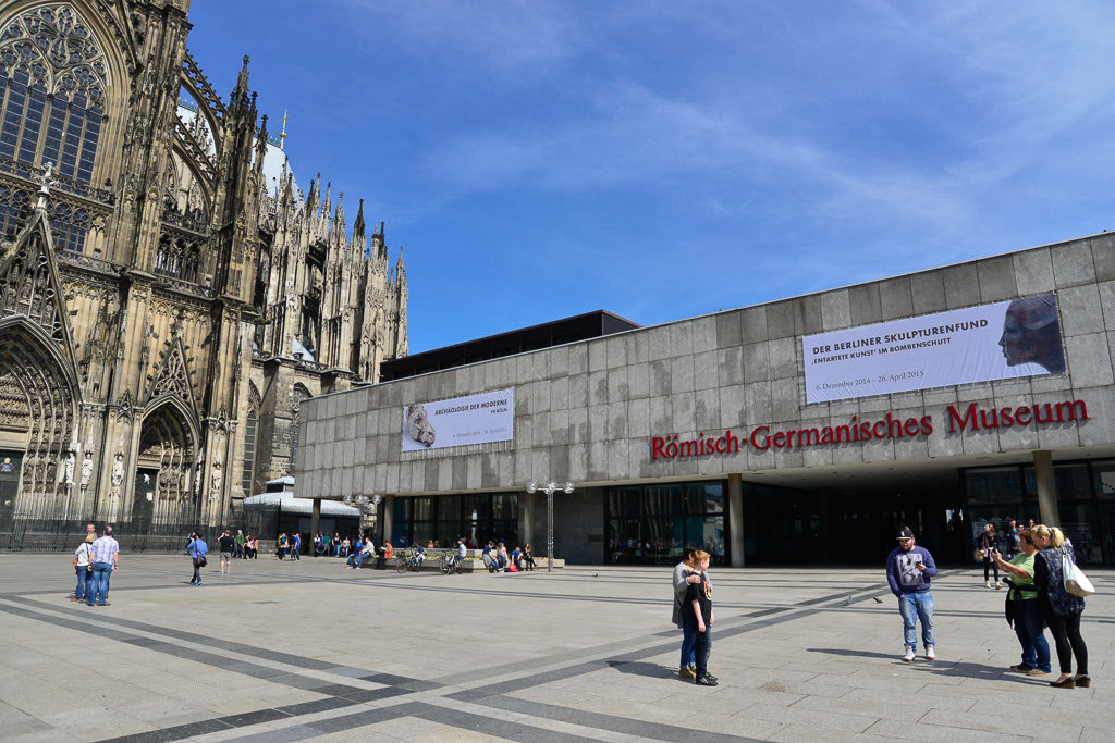 Römisch-Germanisches Museum am Roncalliplatz mit Dom