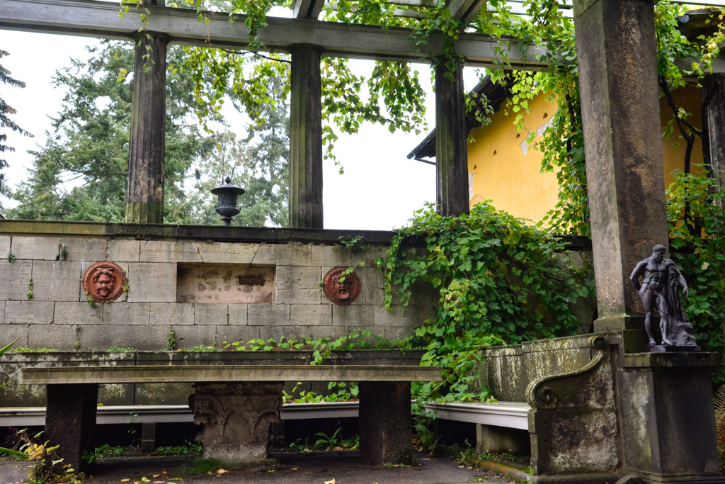 Laube mit Brunnen