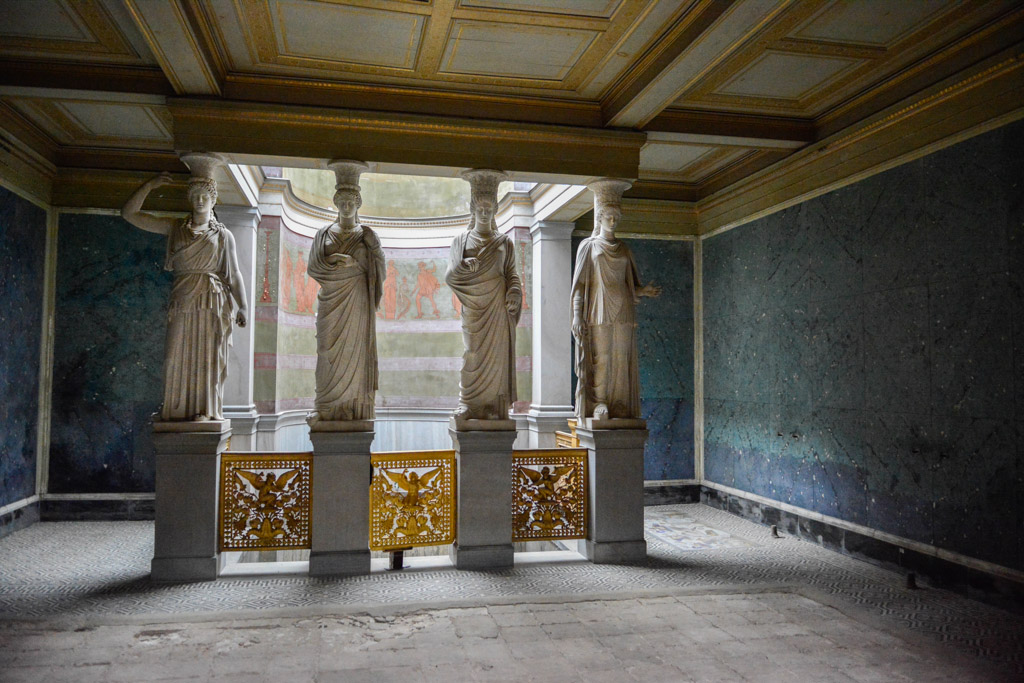 Raum mit Karyatiden