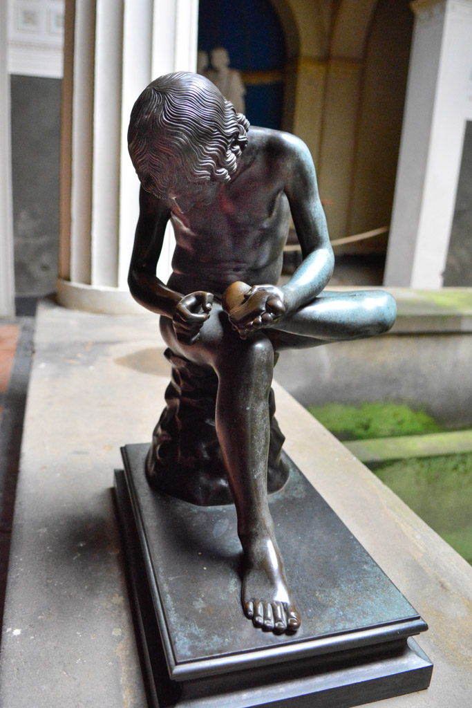 Bronzefigur im Hochformat