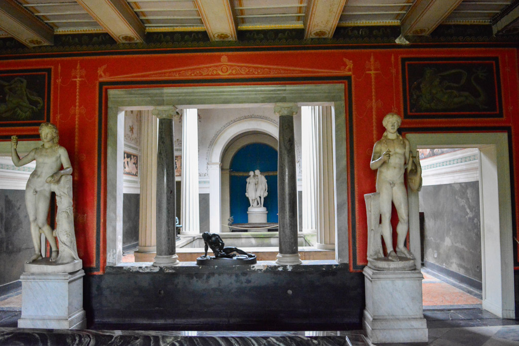 Halle mit Statuen und Wasserbecken