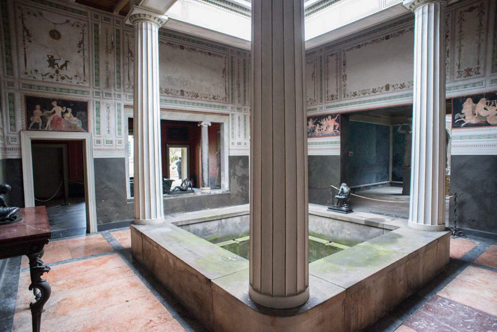 Atrium mit Säulen