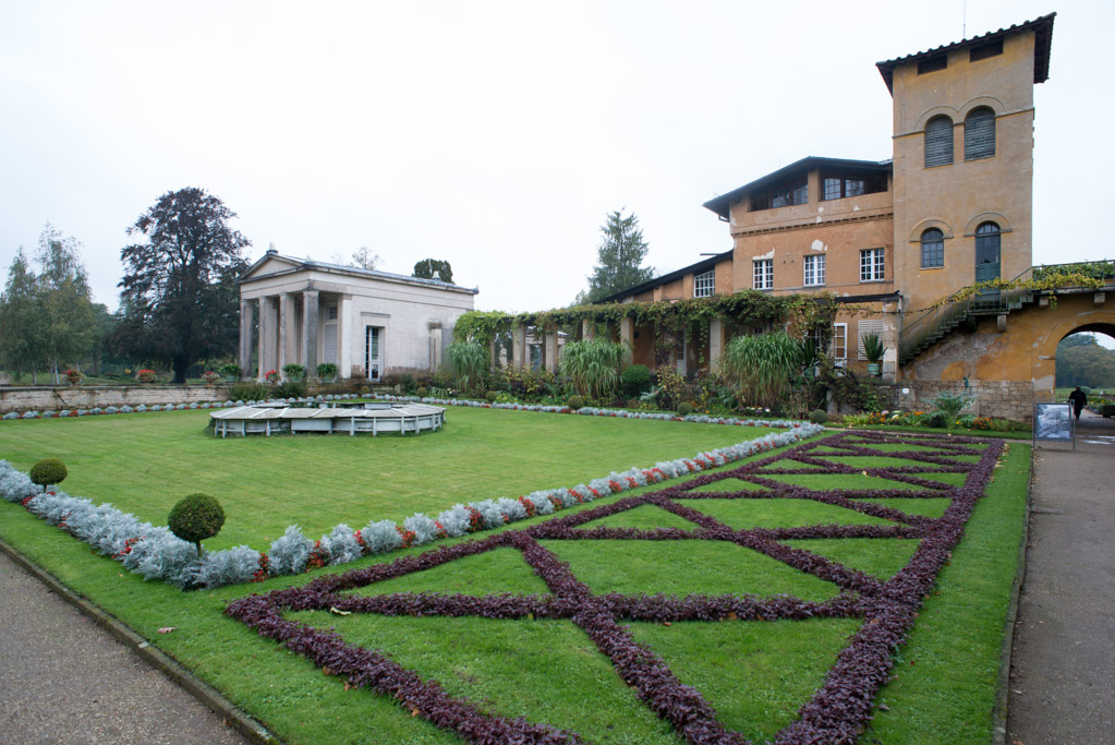Garten mit Beeten vor dem Gebäude