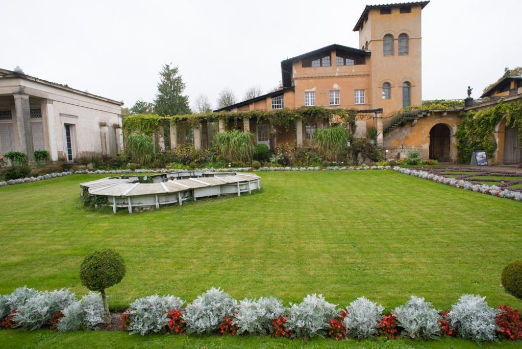 Gartenanlage mit Rasen