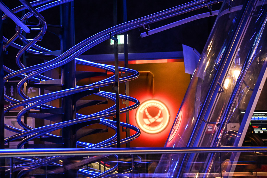 Schienen und Rollercoaster-Logo im Gastraum