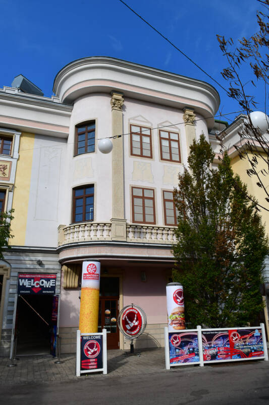 Fassade des Gebäudes am Riesenradplatz im Hochformat