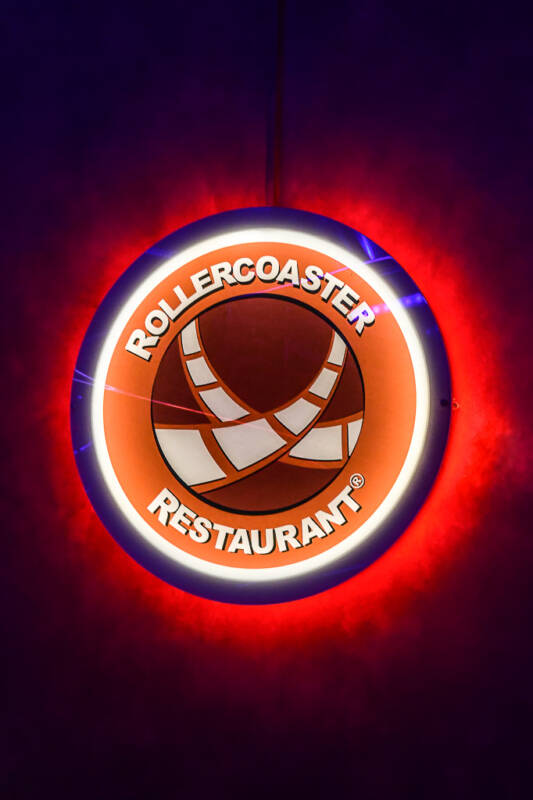 Rundes Rollercoaster-Logo im Hochformat