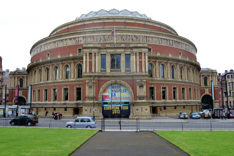 Die Royal Albert Hall mit rundem Backsteinbau und Wiese