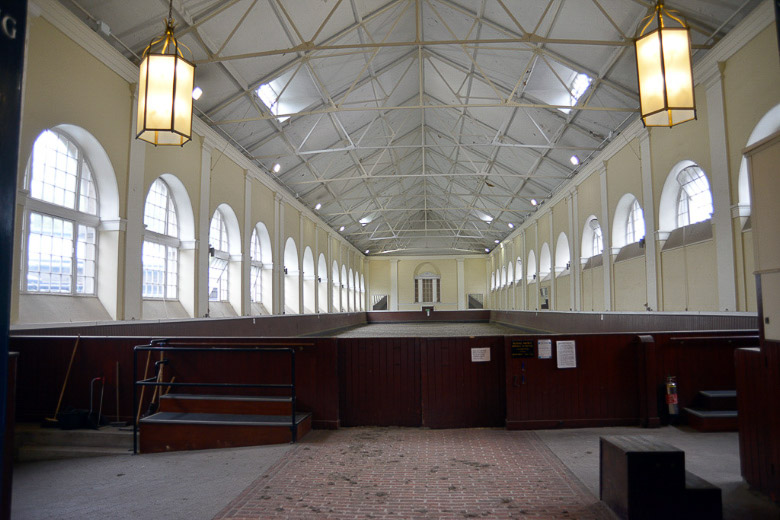 Halle mit hohen Fenstern in den Stallungen