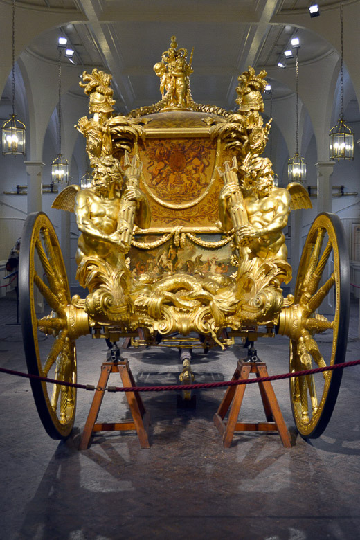 Goldene Kutsche von hinten im Hochformat