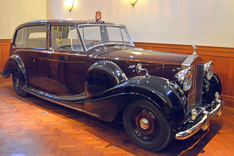 Schwarzer Rolls-Royce in der Ausstellung