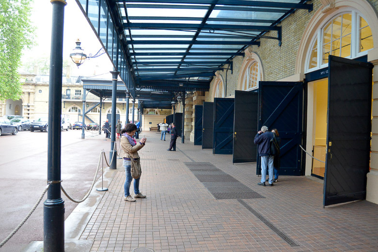 Stallgasse mit Tür und Besucher