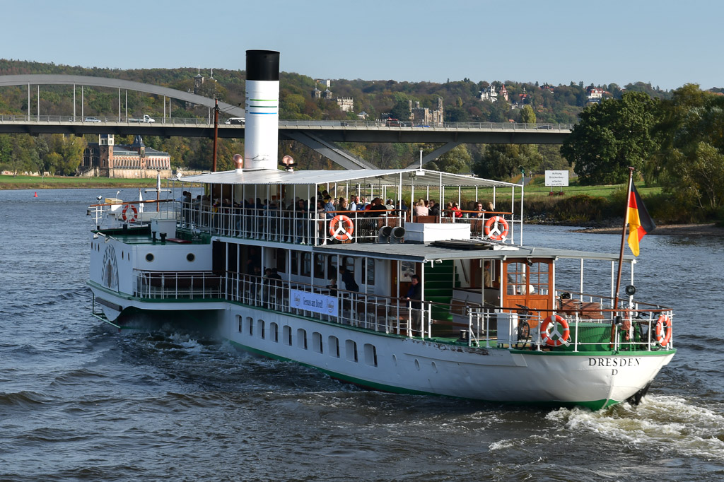 Raddampfer auf der Elbe