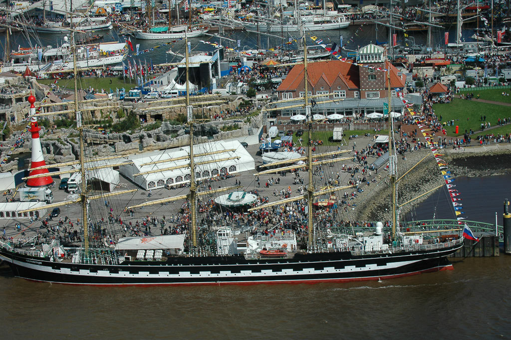 Großsegler im Hafen von oben