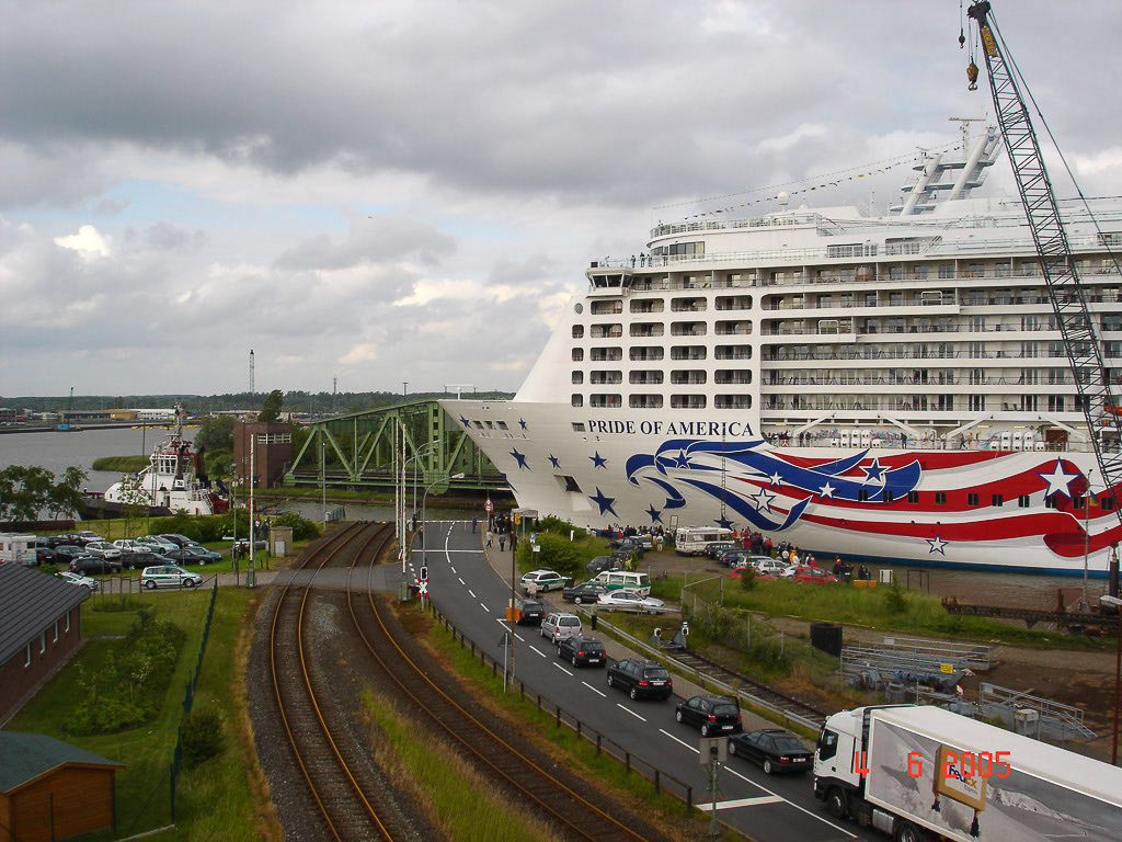 Kreuzfahrtschiff am Terminal