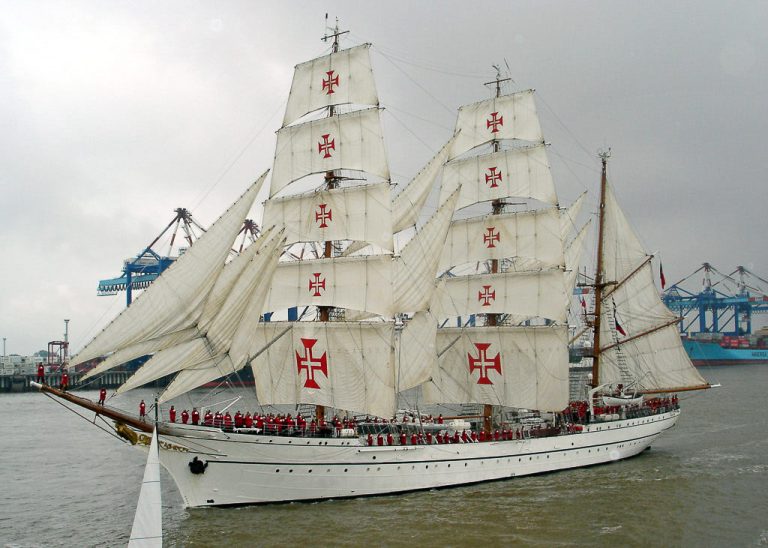 Großsegler unter vollen Segeln