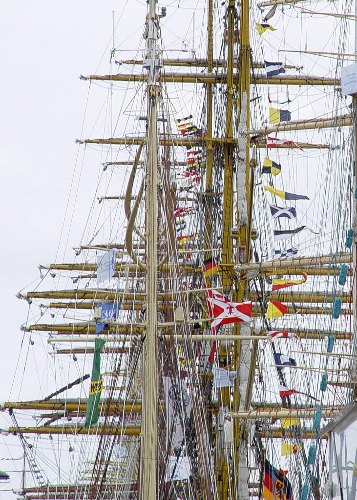Mast und Takelage im Hochformat