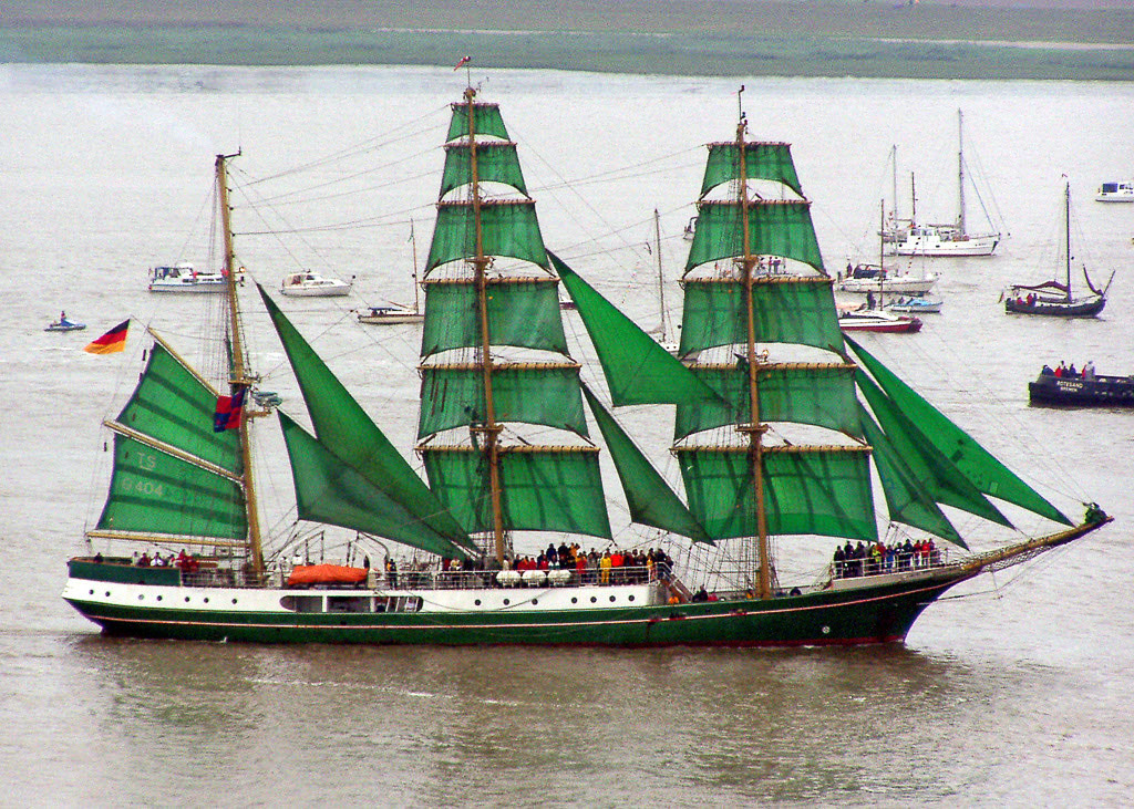 Grüner Dreimaster auf der Weser
