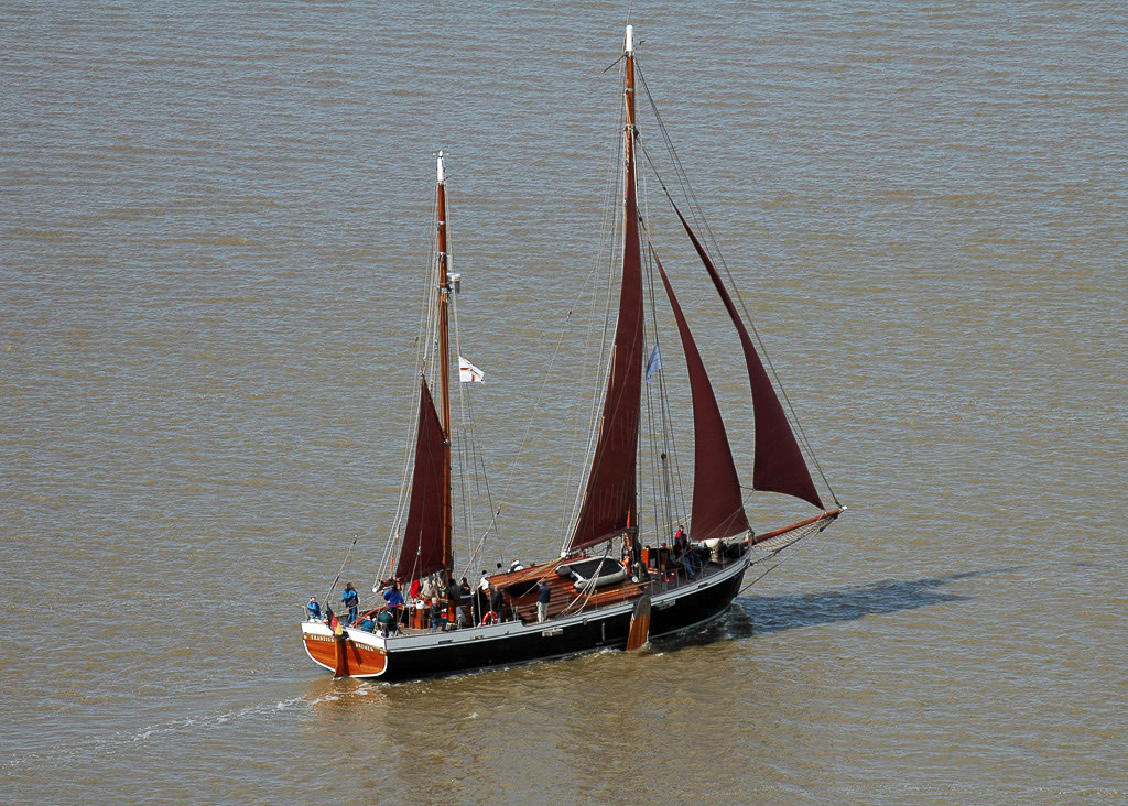 Segelboot mit roten Segeln