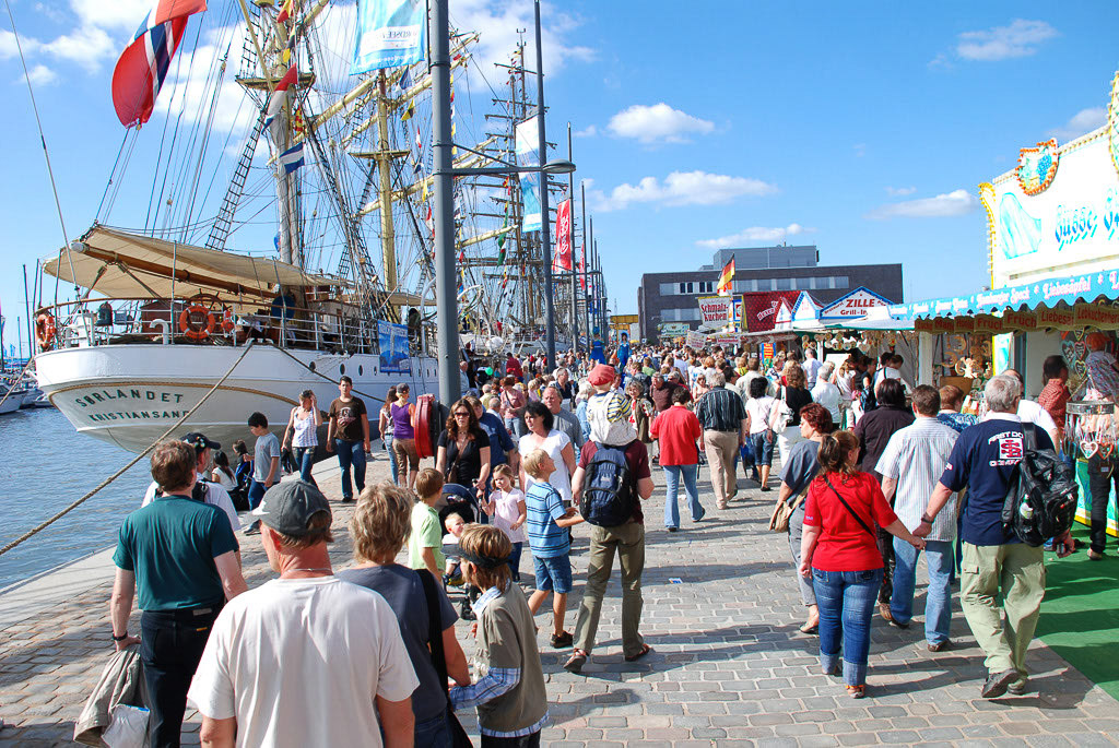 Besucher an der Kaje mit Segelschiffen