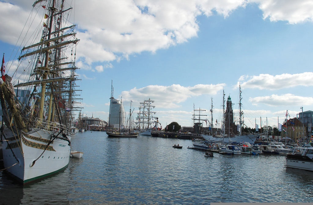 Hafen mit Segelschiff