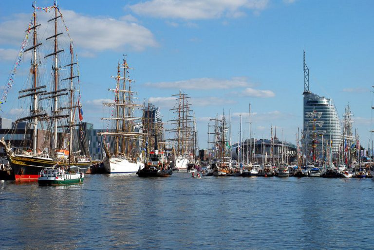 Großsegler im Hafen mit Sail City