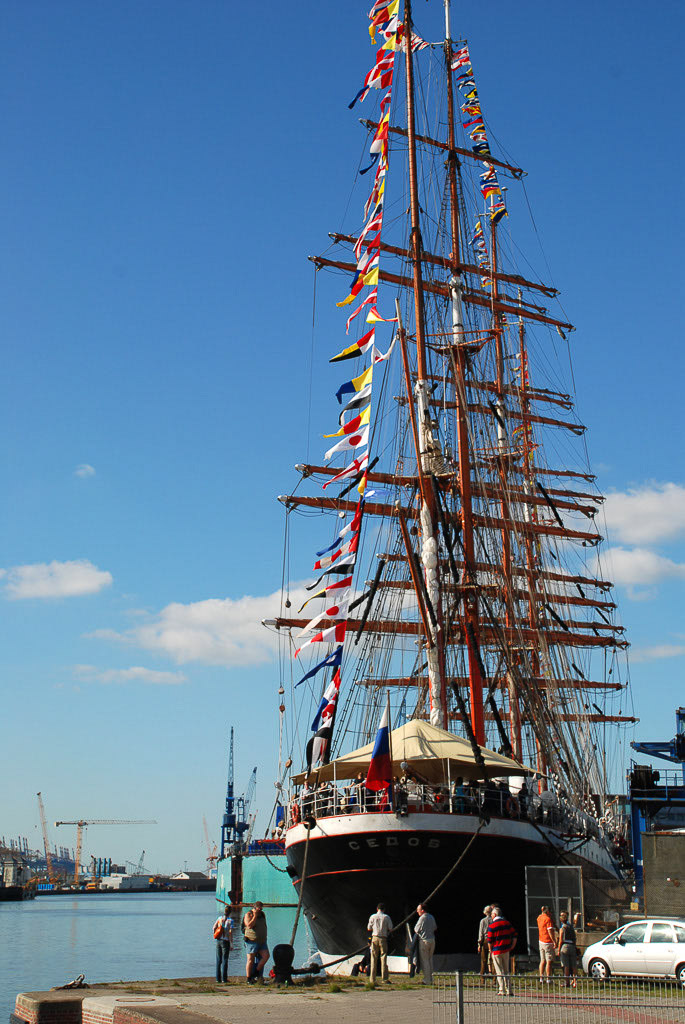 Großsegler im Hafen mit Sail City im Hochformat