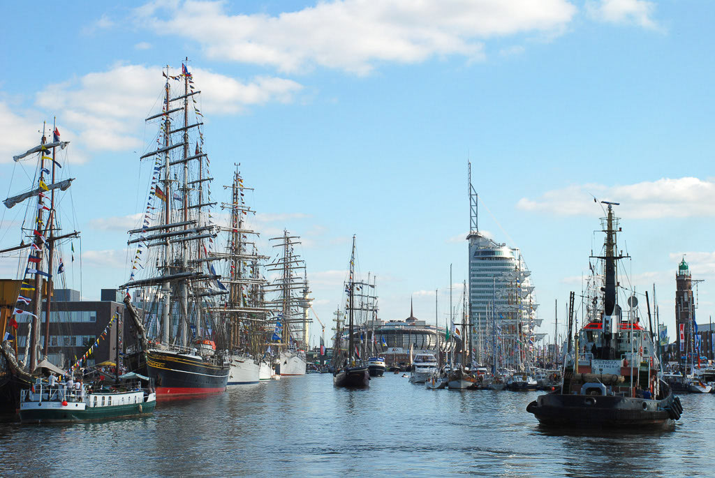 Großsegler im Hafen mit Sail City