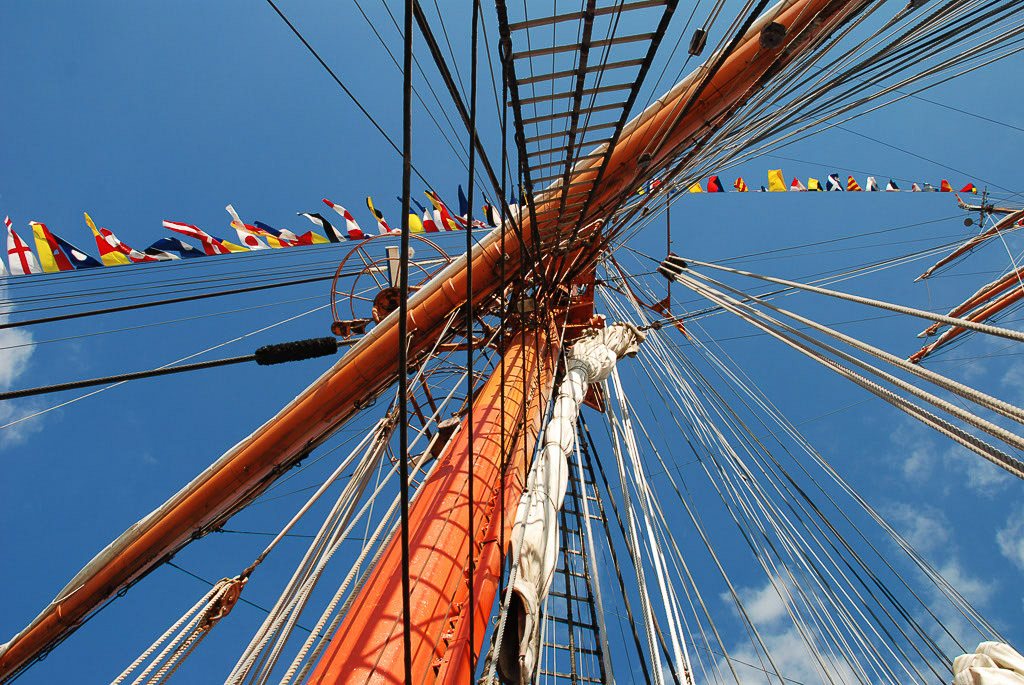 Mast mit Flaggen