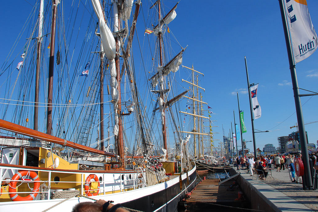 Segelschiffe an der Kaje