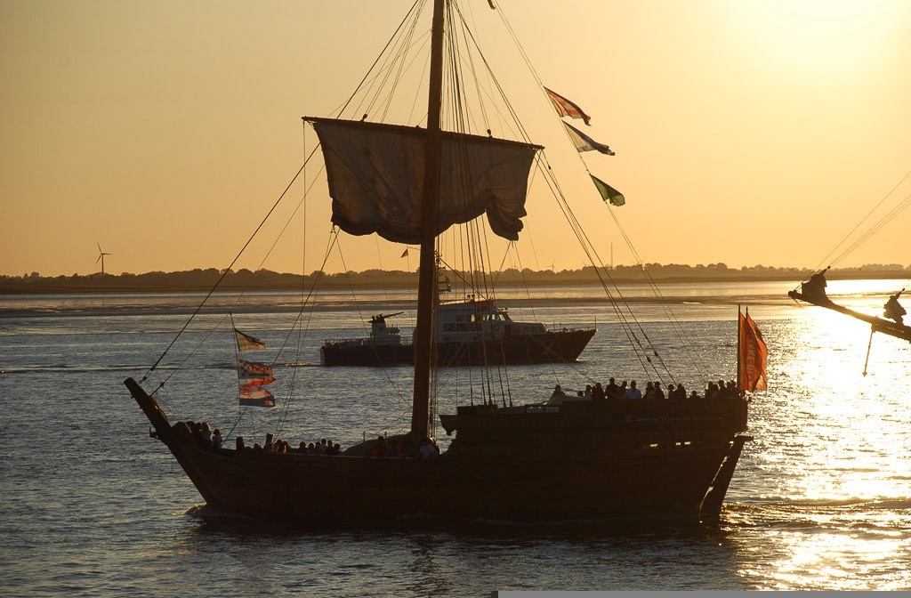 Schiff im Sonnenuntergang