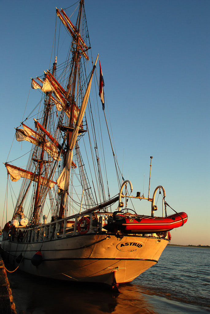 Segelschiff im Hafen im Hochformat