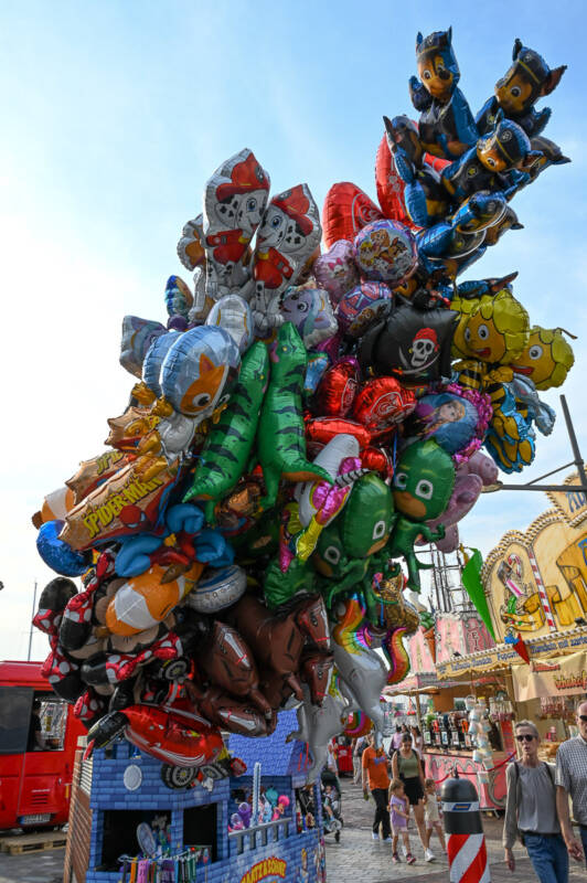 Bunte Luftballons im Hochformat