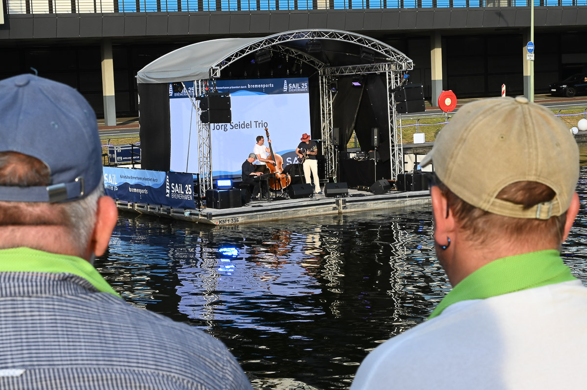 Livemusik auf einer Bühne im Hafenbecken