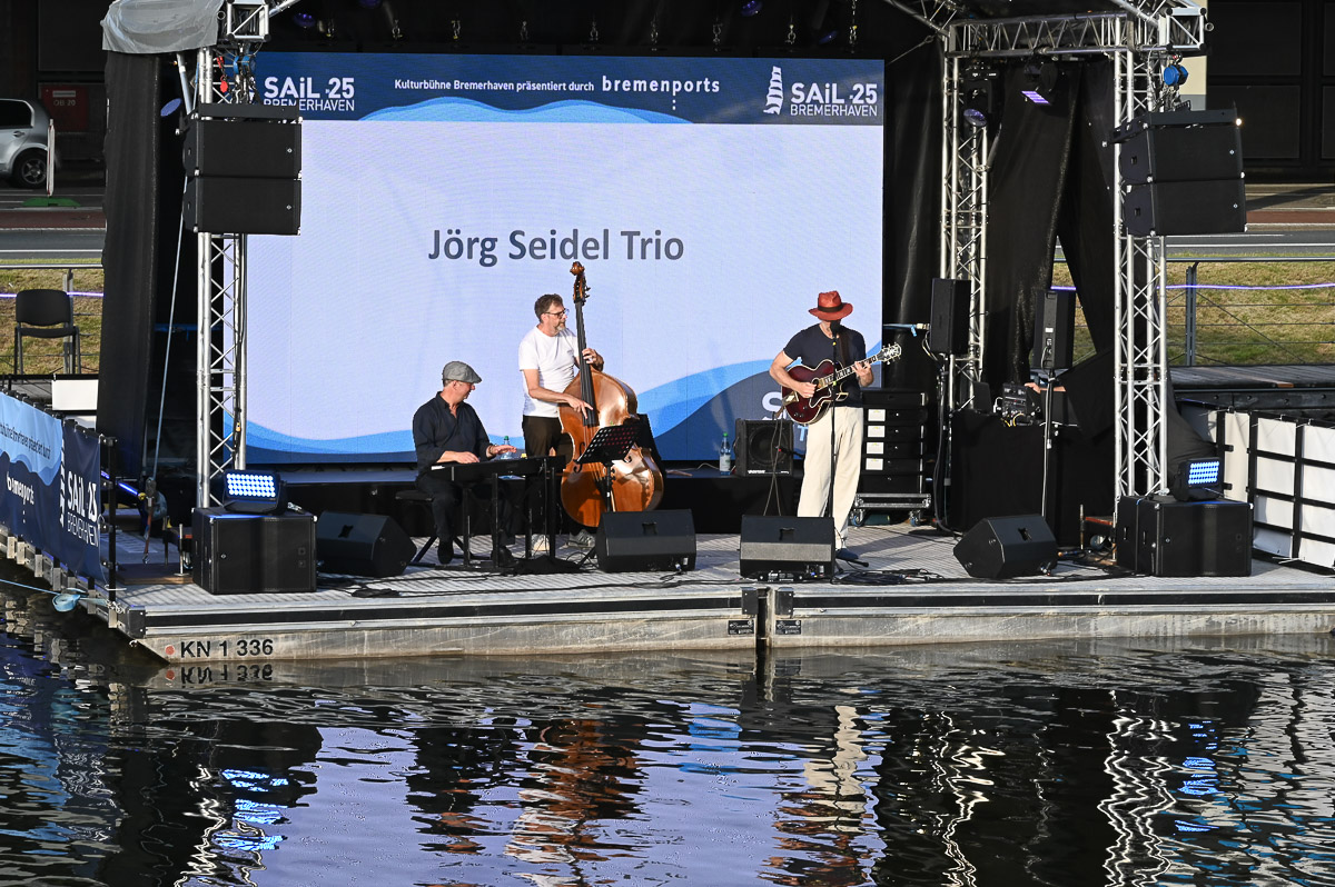 Livemusik auf einer Bühne im Hafenbecken