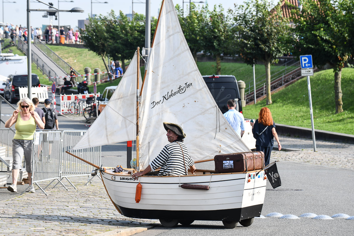 Kleines Segelboot auf Rädern