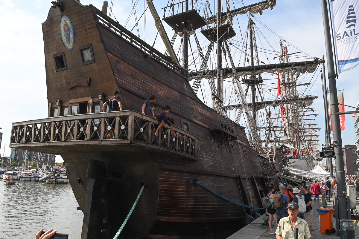 Galeone und Großsegler im Hafen