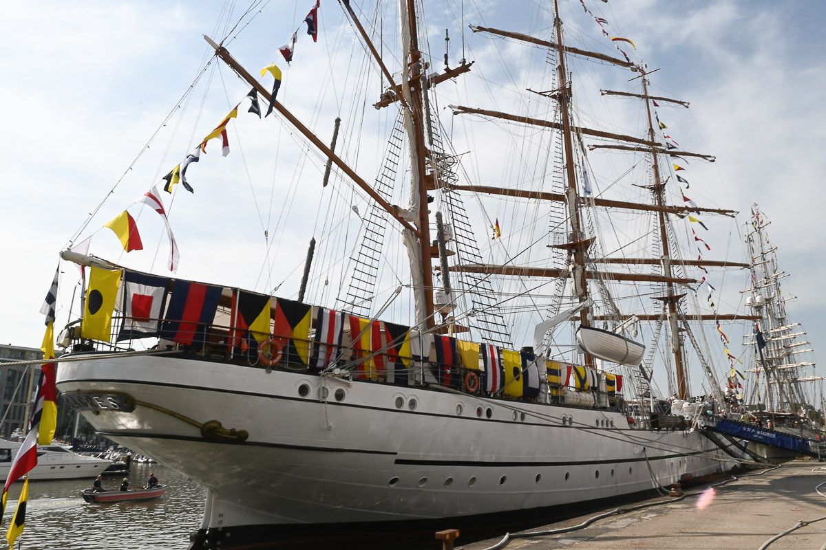 Galeone und Großsegler im Hafen