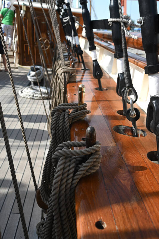 Galeone und Großsegler im Hafen im Hochformat