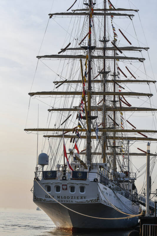 Segelschiffe im Hafen im Hochformat
