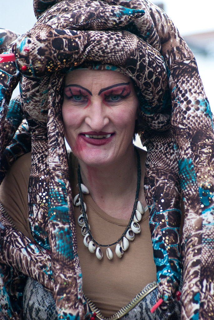 Maske mit Perlenkette im Hochformat