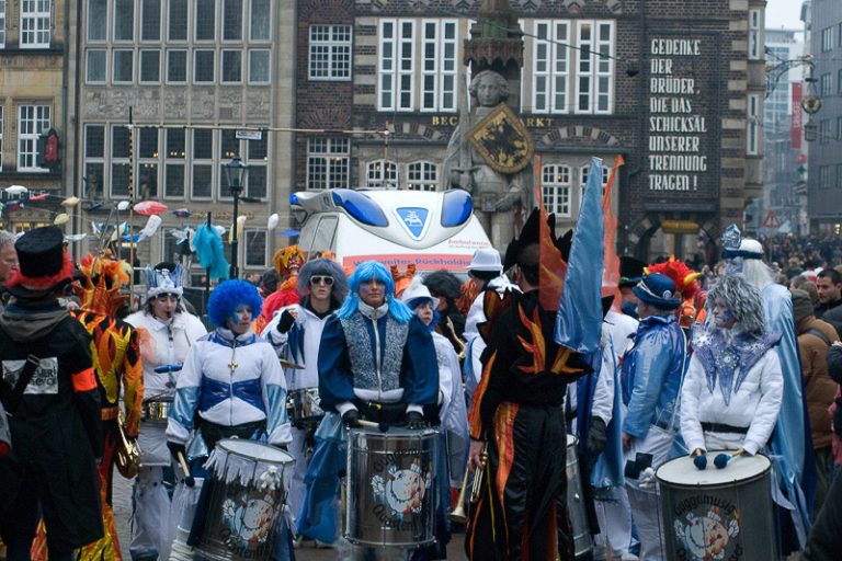 Umzug vor dem Rathaus
